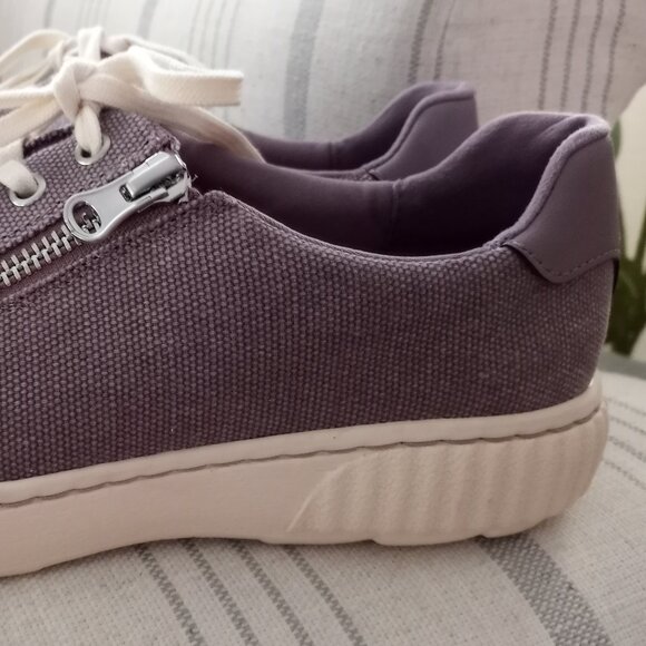 'CLARKS' NWT Canvas Lace up Sneaker - Picture 3 of 16